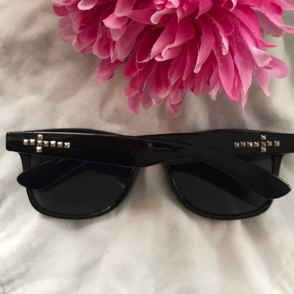 đź‘‘Free with your purchaseđź‘‘ Sunglasses - Picture 3 of 4